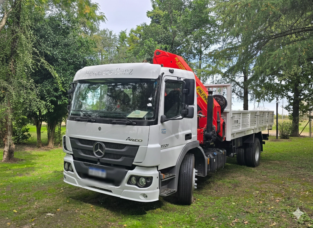 Camión Mercedes Benz Atego 1721 con grúa Palfinger